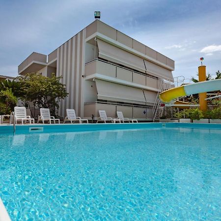 Holiday Club Residence Алба Адриатика Екстериор снимка