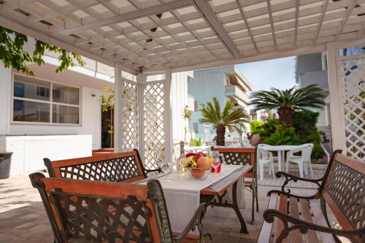 Holiday Club Residence Алба Адриатика Екстериор снимка