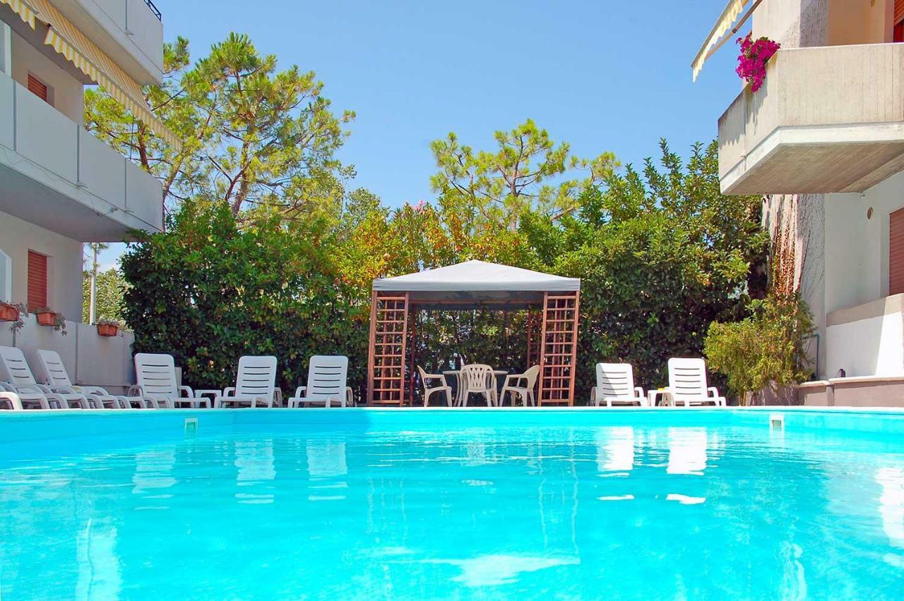 Holiday Club Residence Алба Адриатика Екстериор снимка