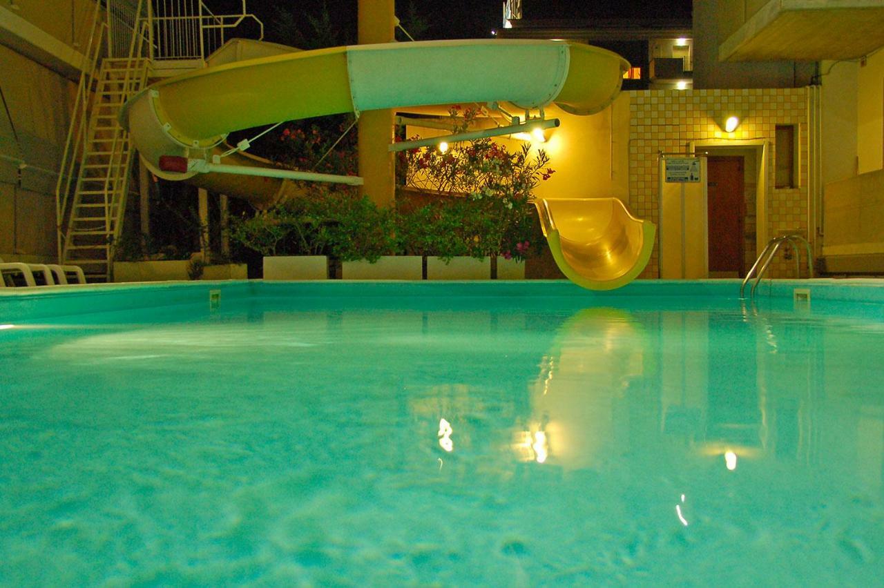 Holiday Club Residence Алба Адриатика Екстериор снимка