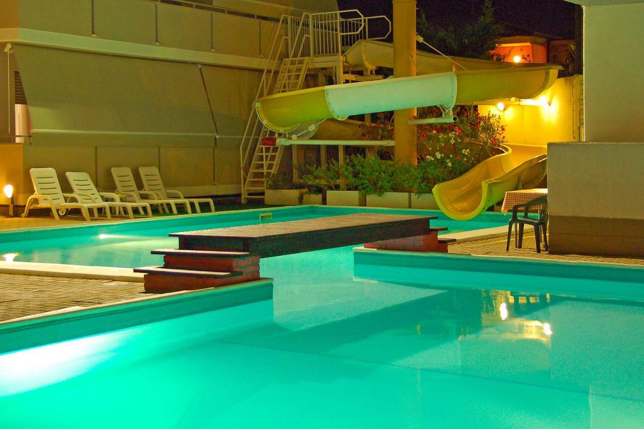 Holiday Club Residence Алба Адриатика Екстериор снимка